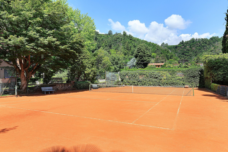 Sport court, Lakefront Holiday Home, Novara