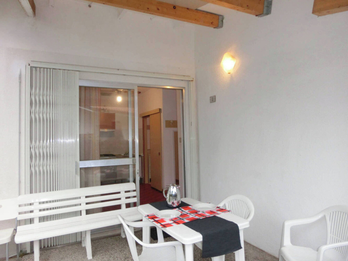 Outdoor dining, Cozy villa steps from the beach, Venezia