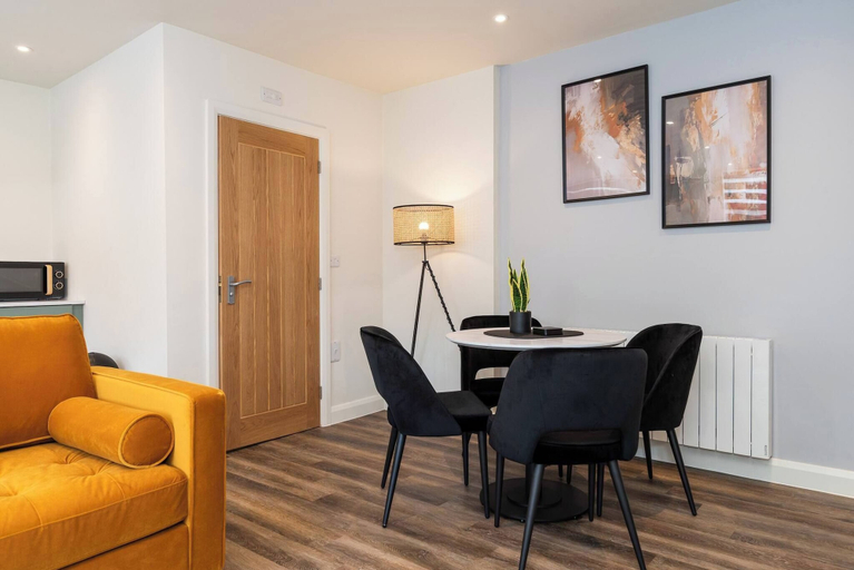 Dining room, Aurum 6 - Chic 1BR Stay by DMU & City Centre, Leicester