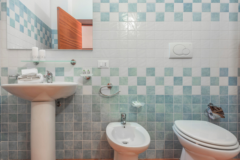 Bathroom 2, Relaxing Cristal Blu Studio Sleeps 3 Persons Num1484, Olbia-Tempio