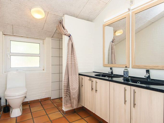 Bathroom 3, 10 person holiday home in Blåvand, Varde