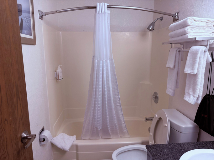 Bathroom 3, Motel 6 Albert Lea, Freeborn