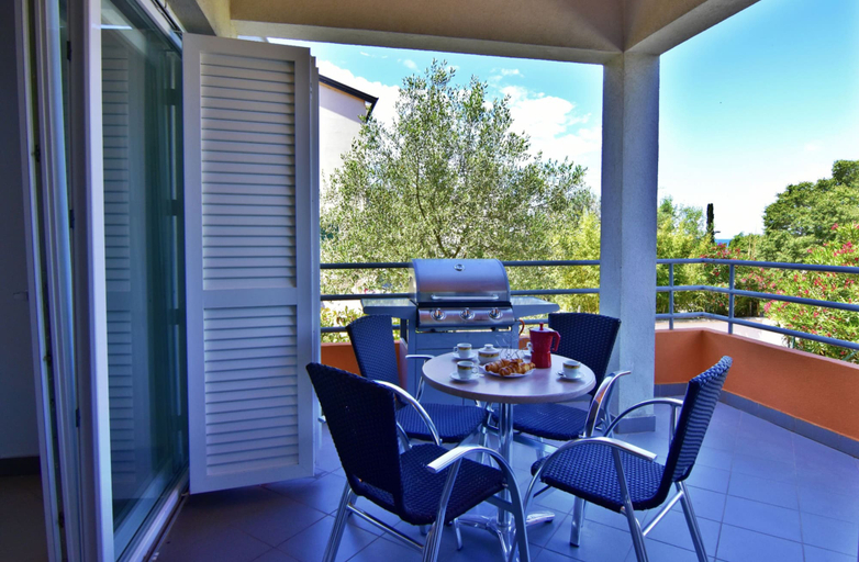 Balcony 4, Equipped Flat Just a Short Walk From the Beach, Novigrad