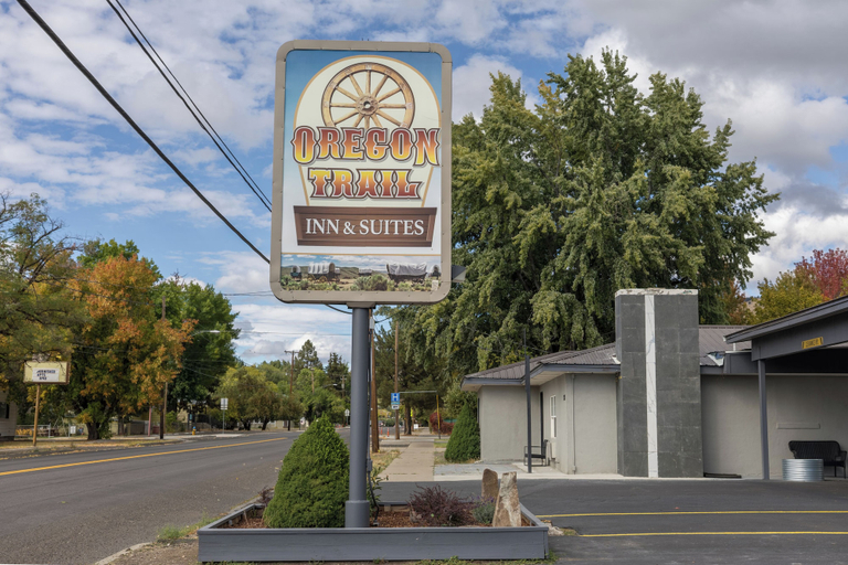 Exterior & Views 2, Oregon Trail Inn and Suites, Lake
