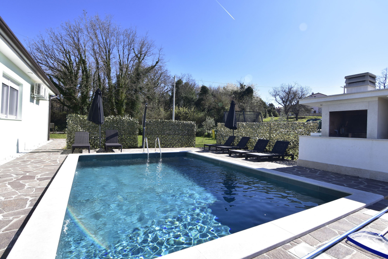 Pool 4, Comfortable Holiday Home With Pool, Brtonigla