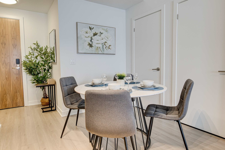 Room 2, Modern High-rise Condo w City Views Balcony, Waterloo