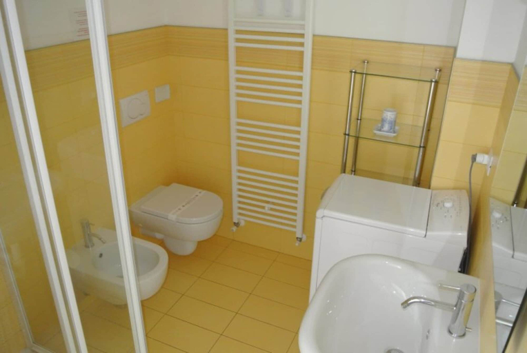 Bathroom 4, Fully Equipped Central Lignano Flat With Wi-fi, Udine