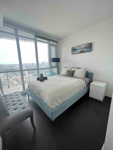 Room 4, Free Underground Parking 5 Minutes to CN Tower, Toronto