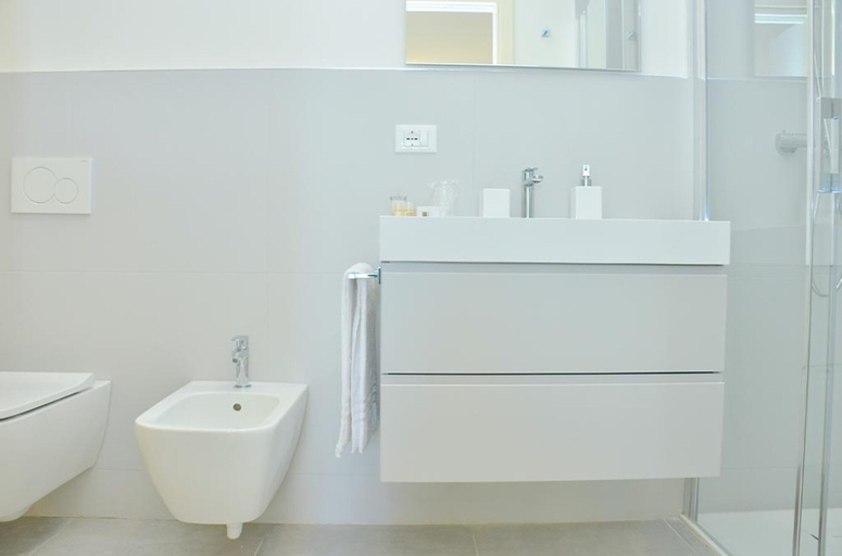 Bathroom 2, Homely Bright Flat on the Shores of Bibione, Venezia