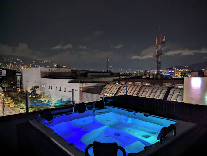 Outdoor spa tub 3, CAVE, Medellín