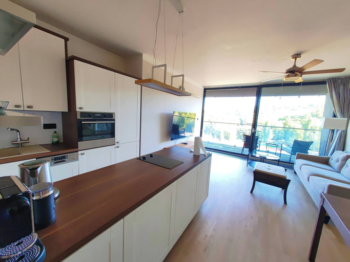 Interior 4, Free Parking Modern Smichov Apt Large Balcony, 10 Minutes Metro to Central, Praha 5