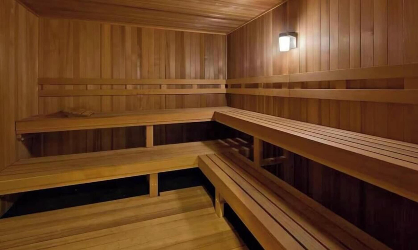 Sauna, Downtown Toronto-2 Baths-sleeps 8-parking-pool-gym, Toronto