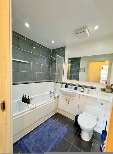 Room 4, Spacious 2BR Feltham Home Sleeps 5, London
