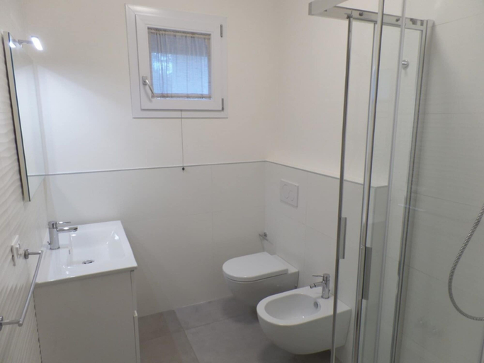 Bathroom 2, Spacious Three-bedroom Flat in a new Residence, Venezia