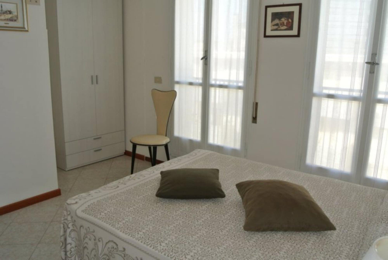 Room 2, Cozy Coastal Flat With Balcony in Central Lignano, Udine