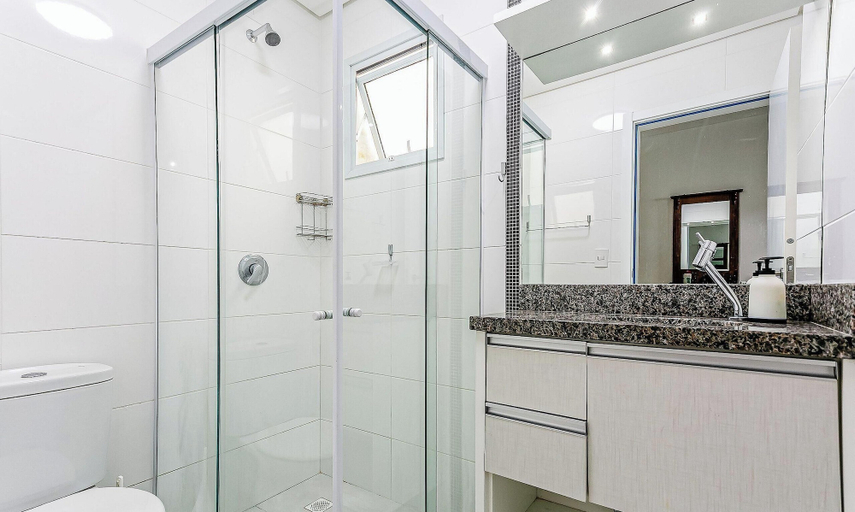 Bathroom, Lindo e Espacoso Apartamento nos Ingleses Sdo206, Florianopolis