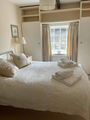 Room 2, Kent Apartment 2 bed in Sandwich, With Free Parking, Kent