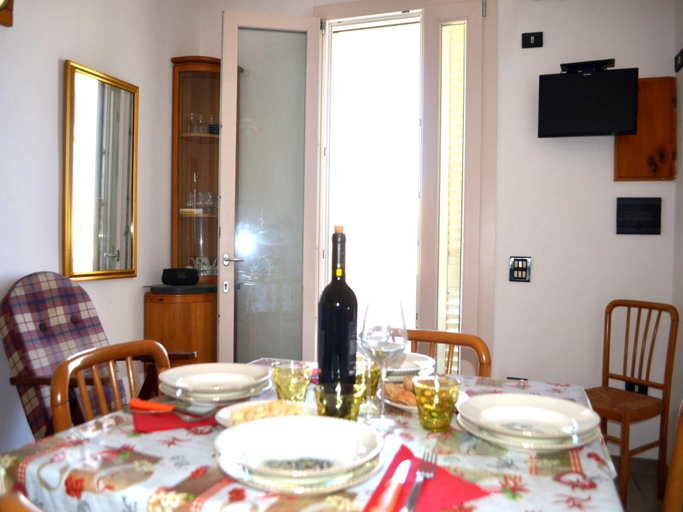 Dining 5, Taki Holiday Home on the First Floor With two Bathrooms in San Foca, Lecce