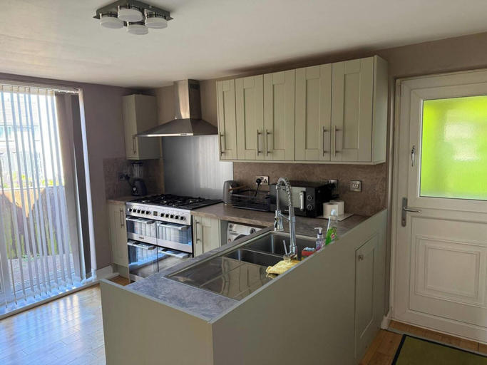 Interior 2, Spacious 6 Bedroom Family House, Barnsley