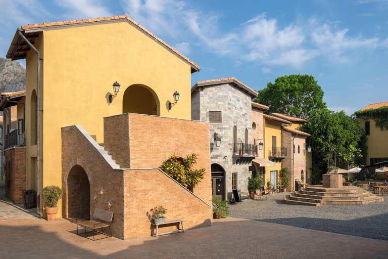 Exterior & Views