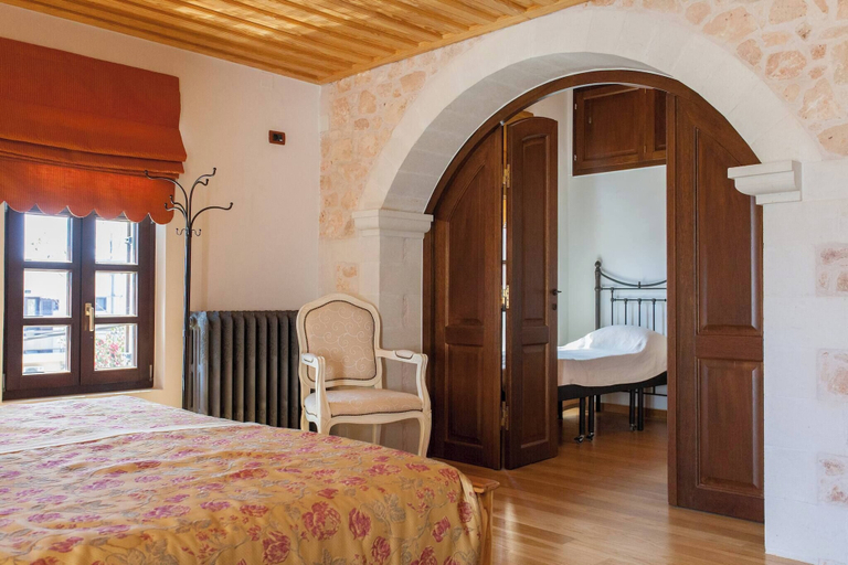 Room 4, Luxurious Venetian 3 Floor House in the old Port, Crete