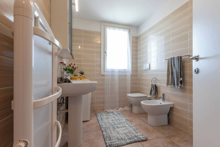 Bathroom 5, Recently Built House With Swimming Pool, Venezia