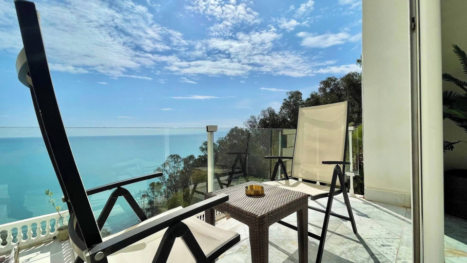 Balcony 4, The Cliff Appartment, Carthage