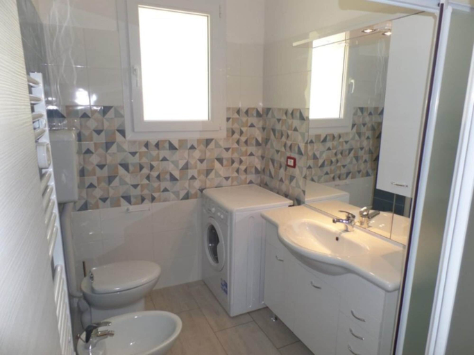 Bathroom 2, Modern and Equipped Villa With Enclosed Garden, Venezia