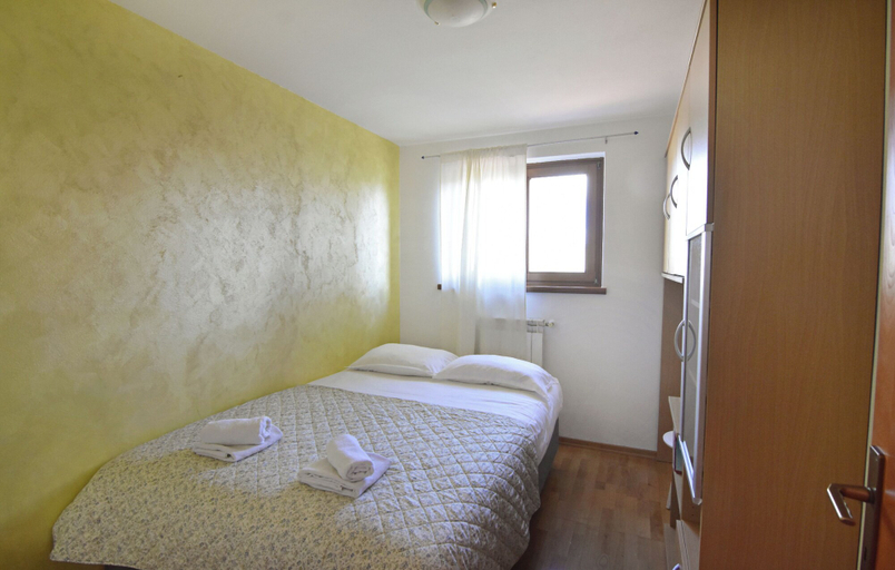 Room 2, Relaxing Retreat With Covered Terrace and Pool, Brtonigla
