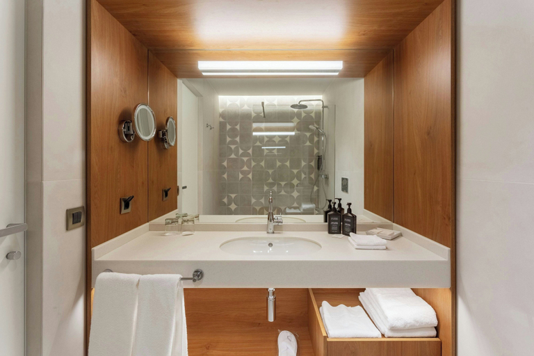 Bathroom 5, Sheraton Bucharest Hotel, Municipiul Bucuresti