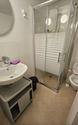 Bathroom 3, The Lemon House