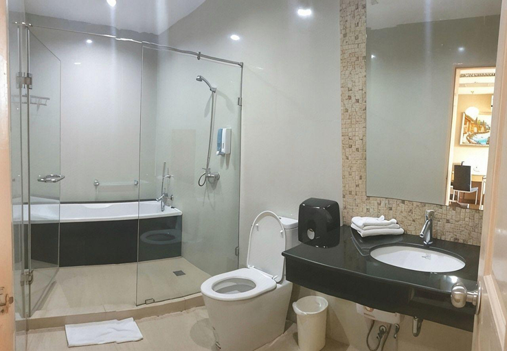 Bathroom 5, Greenview Ekkamai 10, Wattana