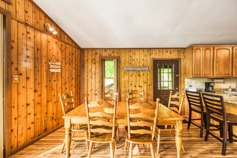 Room 5, Serene Lakefront Home With Free Wifi, Private Dock, Game Room, & Central AC, Louisa