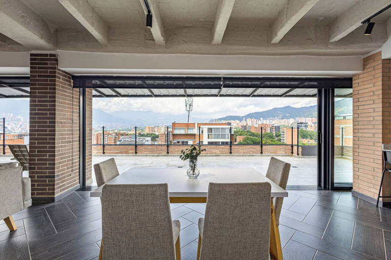 Dining 4, Grandioso Penthouse con Vista Panoramica y Jacuzzi, Medellín