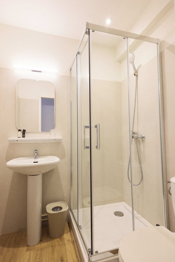 Bathroom 3, Hotel Henri IV, Charente-Maritime