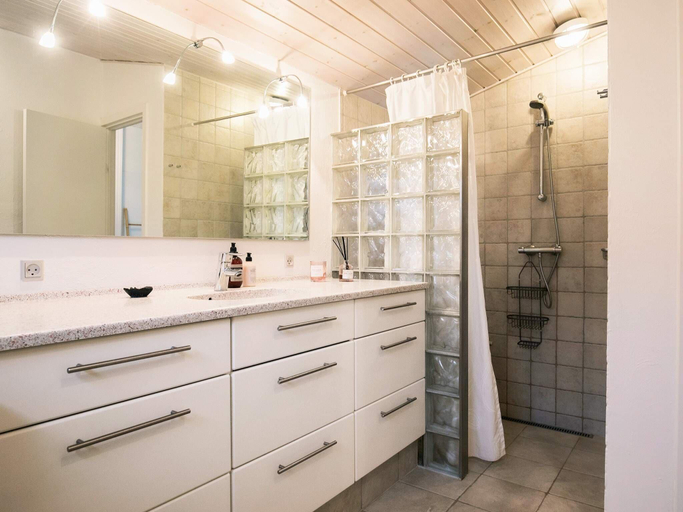 Bathroom 4, 5 star holiday home in Blokhus, Jammerbugt