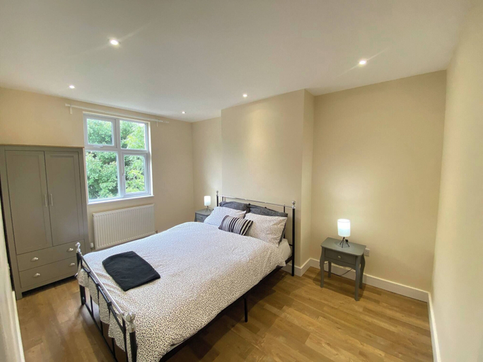 Room 2, Mayfield Escape - Stylish Two Bed Apartment, London