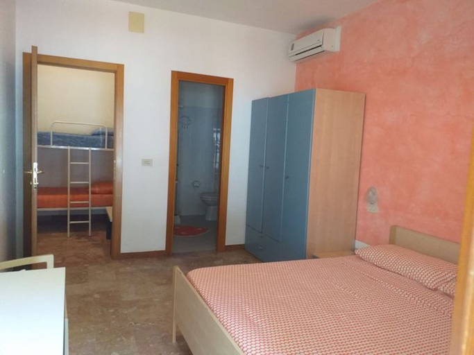 Bedroom 4, Room-spacious Double Room Beside the sea, Teramo