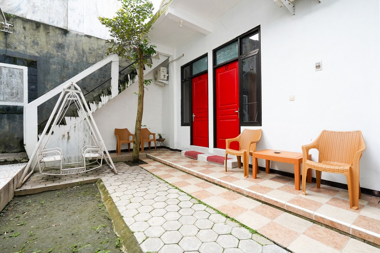 Exterior & Views 2, RedDoorz near Alun - Alun Magetan, Magetan