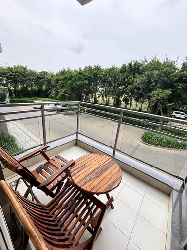 Balcony 2, Luxurious 2-bedroom Apartment With Shared Pool in Gurugram, Gurgaon