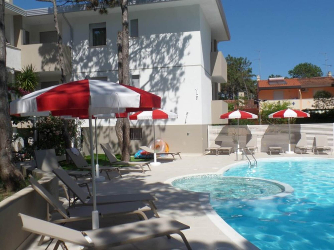 Pool 5, Spacious Three-bedroom Flat in a new Residence, Venezia