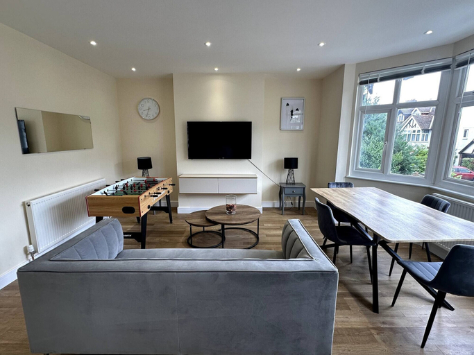 Living room, Lovely Two Bed Apartment In London, London