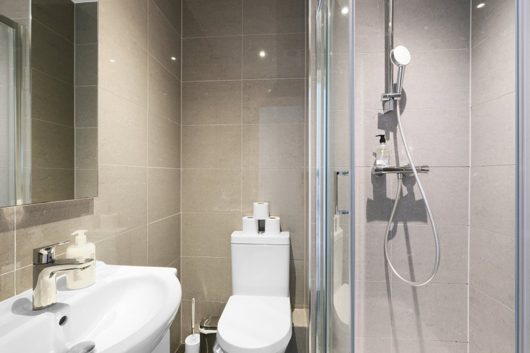 Bathroom 2, Heathrow Living 2BDR 2BA Apt 02-360stays, Surrey