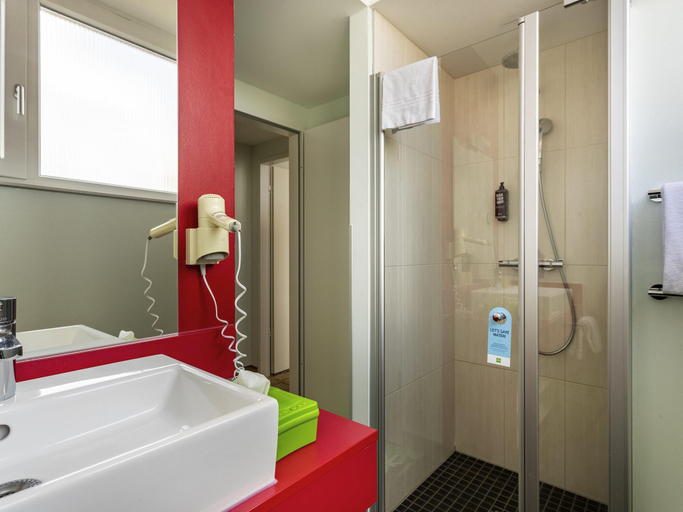 Bathroom 4, ibis Styles Karlsruhe Ettlingen, Karlsruhe