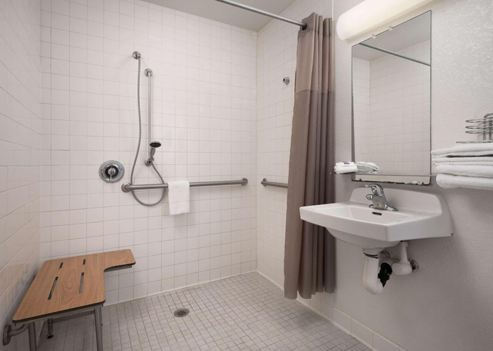 Bathroom 4, Vagabond Inn Santa Barbara - Carpinteria North, Santa Barbara