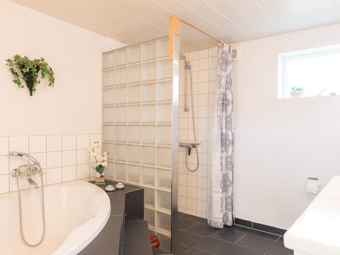 Bathroom 4, 5 star holiday home in Fanø, Fanø