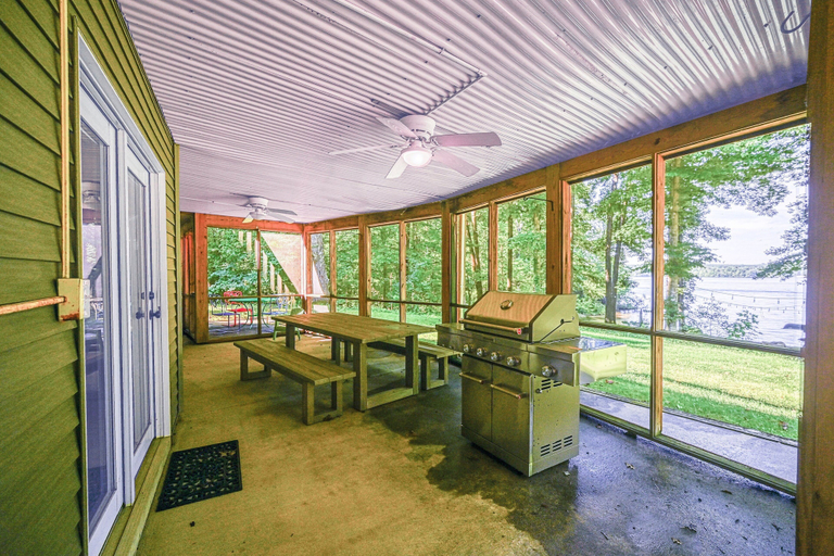 Outdoor dining, Lakefront Home With Deck, hot Tub, Game Room, Kayaks, & Fireplace, Spotsylvania
