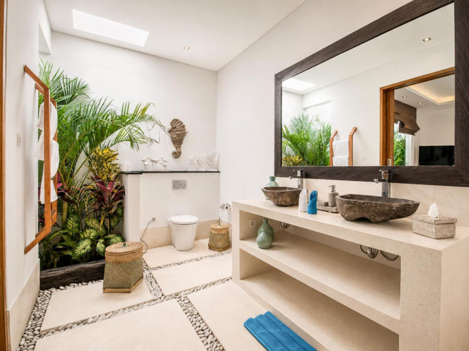 Bathroom 3, 5BR Designer Villa, Walk to Beach, Luxury Living, Badung