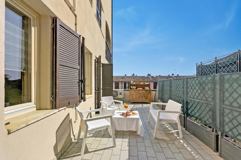 Outdoor dining 3, Bono Deluxe: 3BR Home in Desenzano, Brescia