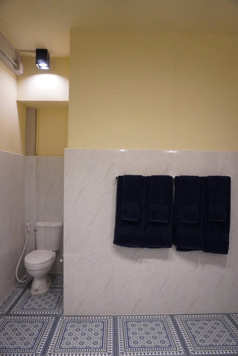 Bathroom 5, Large Room near Grand Palace, Phra Nakhon
